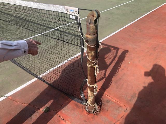 阿見町　施設内テニスコートのネット支柱の交換工事