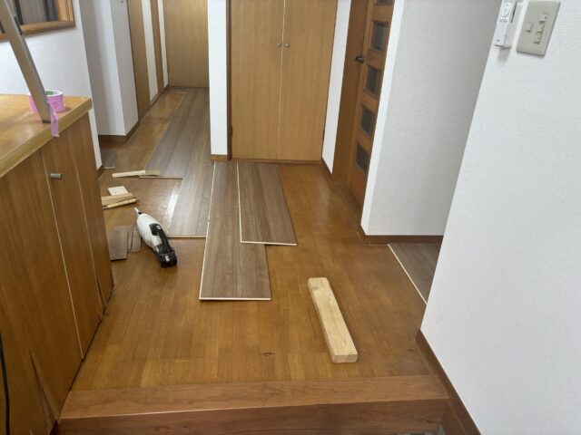 土浦市　玄関フローリング上張り・シューズボックス修繕工事