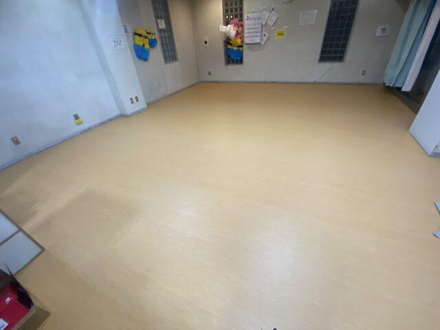 「清掃しやすく快適に　長尺シートへの張り替え工事」