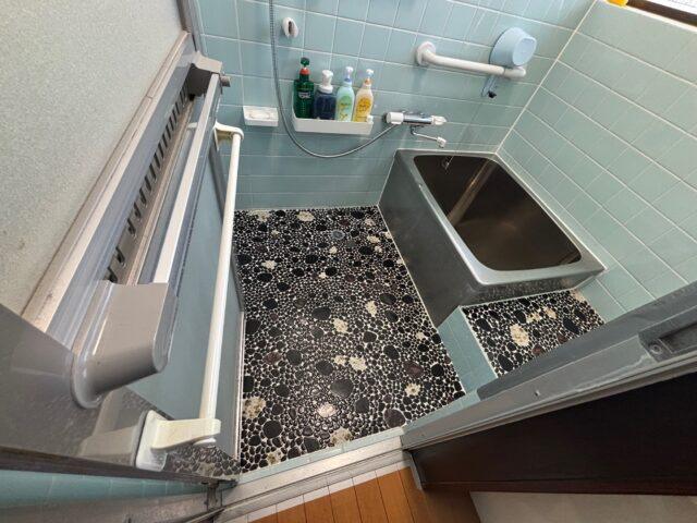 「1日で完了　タイル床から浴室専用シートへ」