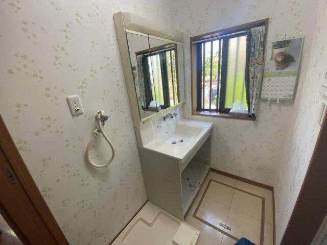 「明るくすっきり！洗面化粧台交換で毎日の身支度を快適に」