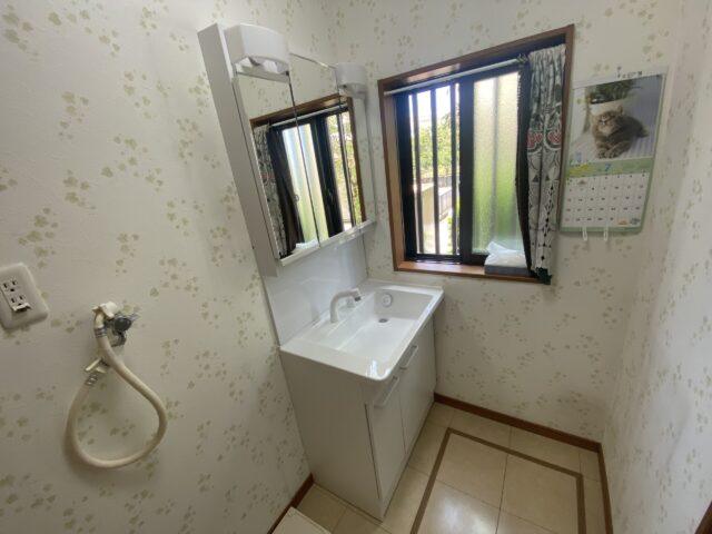 「明るくすっきり！洗面化粧台交換で毎日の身支度を快適に」