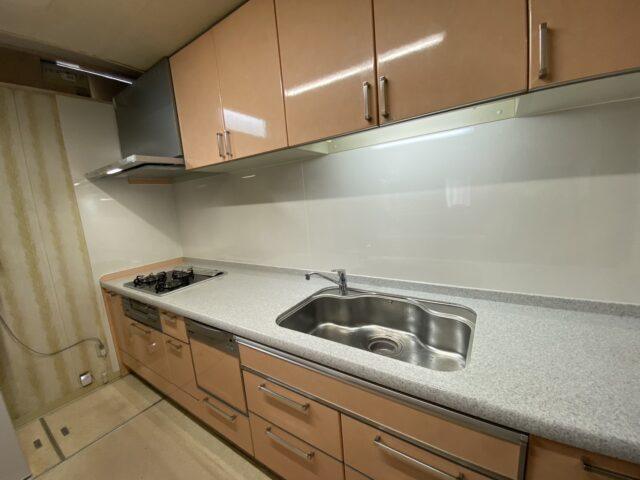 「キッチンパネル交換で明るく清潔な空間にリフレッシュ」