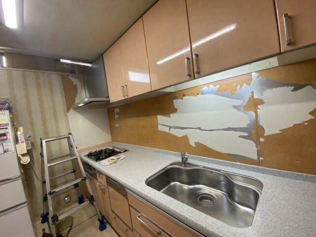 「キッチンパネル交換で明るく清潔な空間にリフレッシュ」