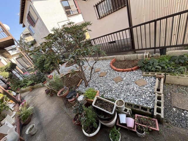 植栽伐採・レンガ設置・砕石敷き均し工事