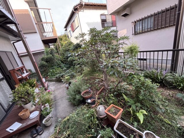 植栽伐採・レンガ設置・砕石敷き均し工事